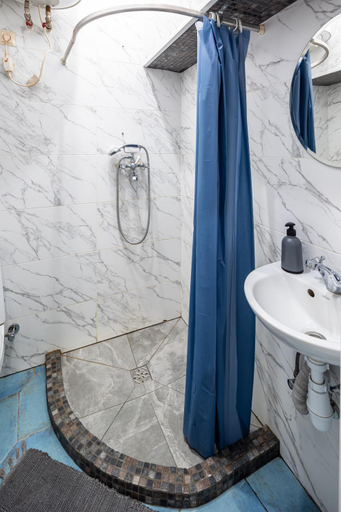 Bathroom 3, Apartment on Virmens`ka Street, L'vivs'ka