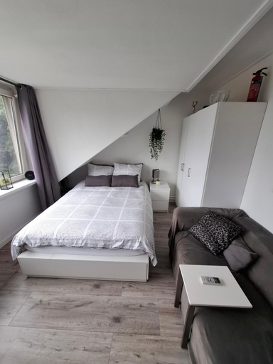 Bedroom 5, Studio 76 Groningen met gratis leenfietsen, Groningen