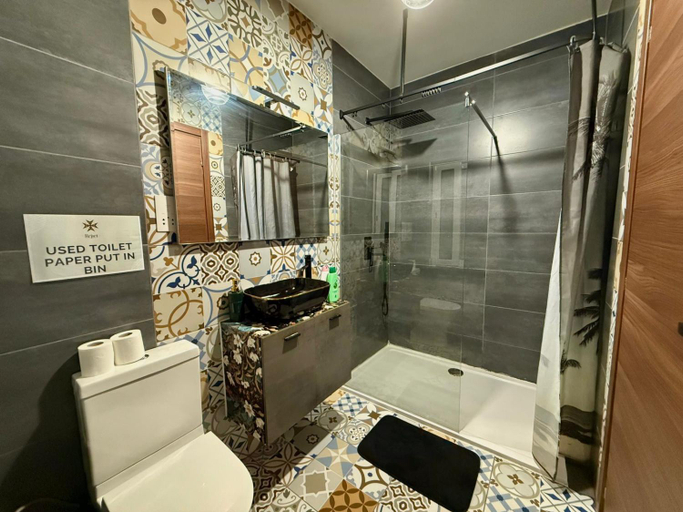 Bathroom 2, Airport Accommodation Bedroom with your own private Bathroom Self Check In and Self Check Out Air-co