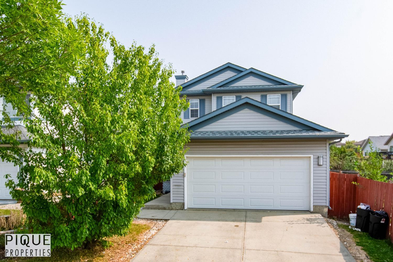Exterior & Views, Spa Oasis Home - Hot Tub - King Bed - AC - BBQ - Garage!, Division No. 11