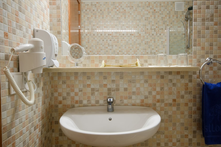 Bathroom 5, Els Llorers, Girona