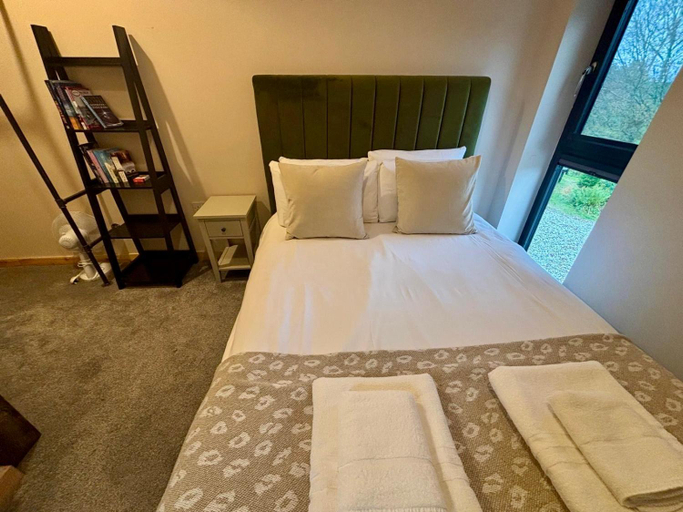Bedroom 2, Old Kyle Farm - Stunning Views - 2 mins from Skye Bridge, Highland