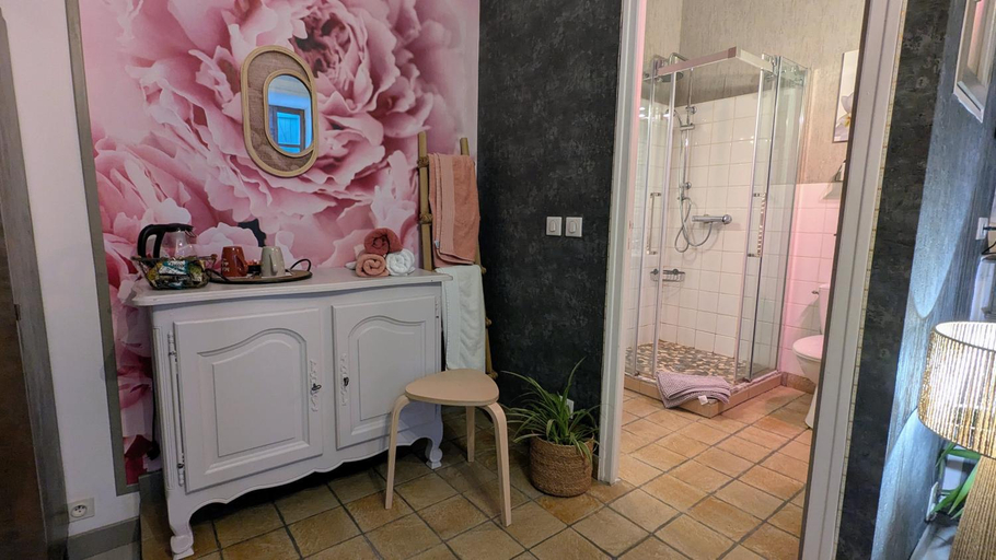 Bathroom, La Salabertie, Lot