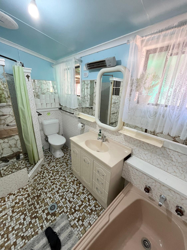 Bathroom 4, Stay @ Ray's, Bland