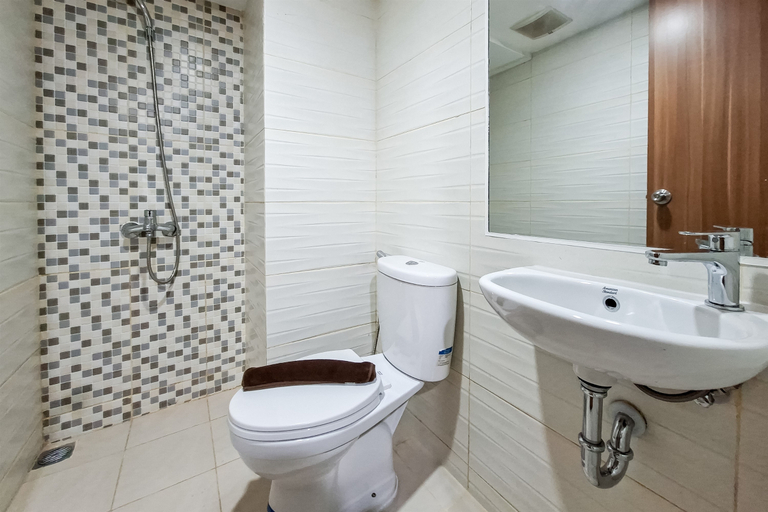 Bathroom 4, Comfortable and Warm Studio Room at Cisauk Point Apartment by Travelio, Tangerang