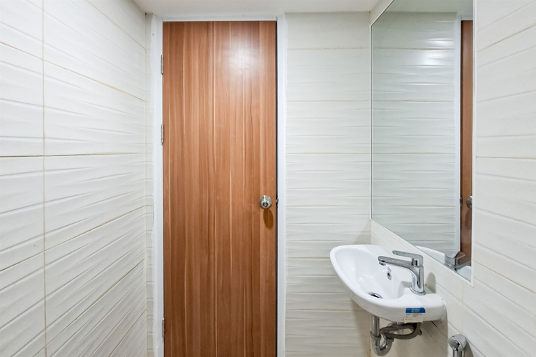 Bathroom 4, Good Location Studio at Cisauk Point Apartment By Travelio, Tangerang