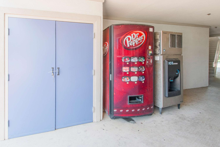 Food & Drinks, Motel 6 Hutchins, TX, Dallas