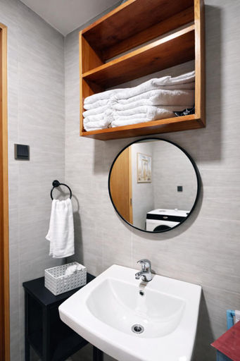 Bathroom 4, Antara-QueenBed-Balcony-HotShower-WorkCoffee Station-FullKitchen, Talisay City