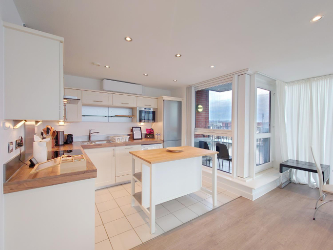 Others 4, Deluxe Two Bed Apartment with River & City View, London