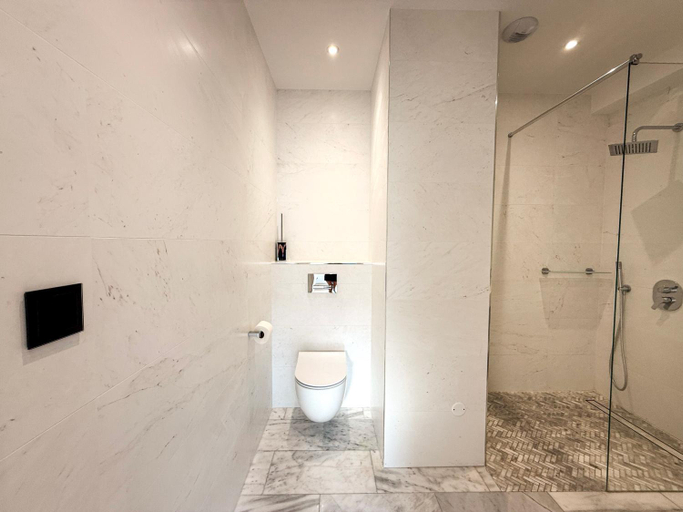 Bathroom 4, Les Trois Cypres, Loir-et-Cher