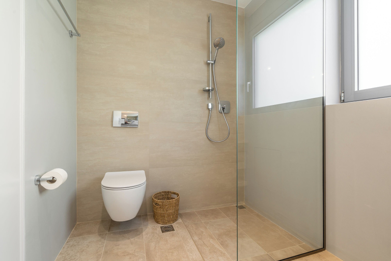 Bathroom 3, Le Mont Blanc, Crete