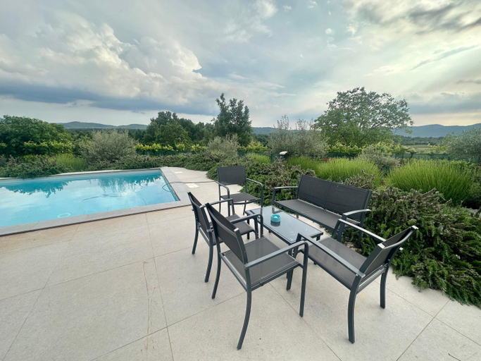 Others 3, Private Apartment HerMes arT on the Karst Shared Pool & Parking, Sežana