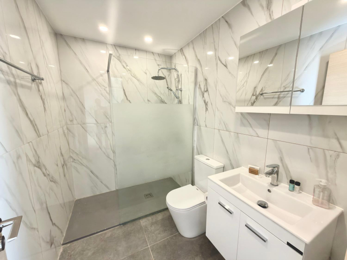 Bathroom 2, Sunny&Cozy Family Apartment - Walk to the Beach