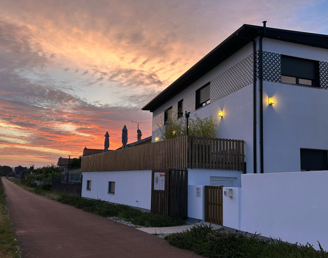 Exterior & Views