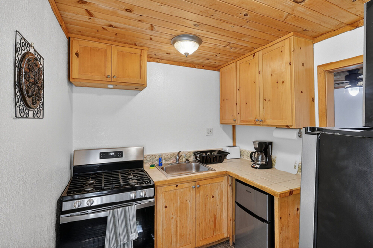 Private kitchen, Rouge Cobb Mountain Hotel - Cabin 3, Lake