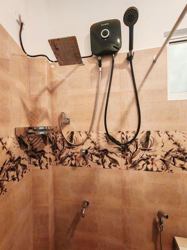 Bathroom 4, ANTONIO TRANSIT KATUNAYAKE, Katana