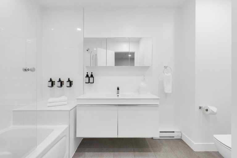 Bathroom 5, The Cove Hotel, Montréal