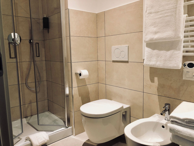 Bathroom 4, Palazzina B, Genova