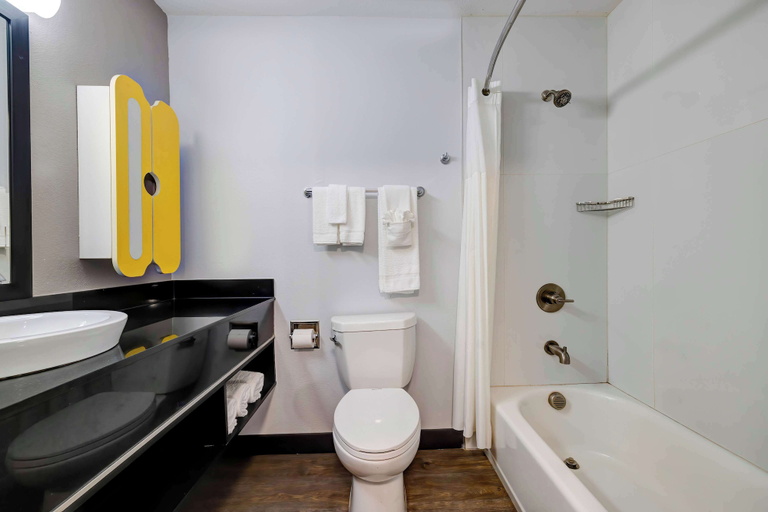 Bathroom 4, Studio 6 Arlington, TX - South - Dallas, Arlington