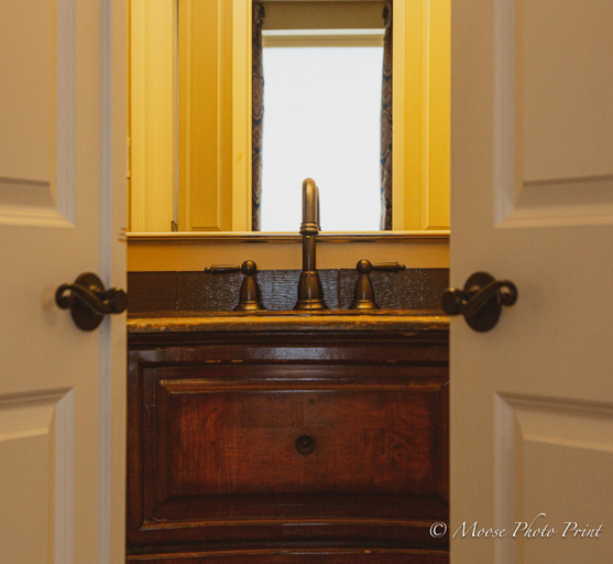 Bathroom 4, Grant Hall Hotel, Division No. 7