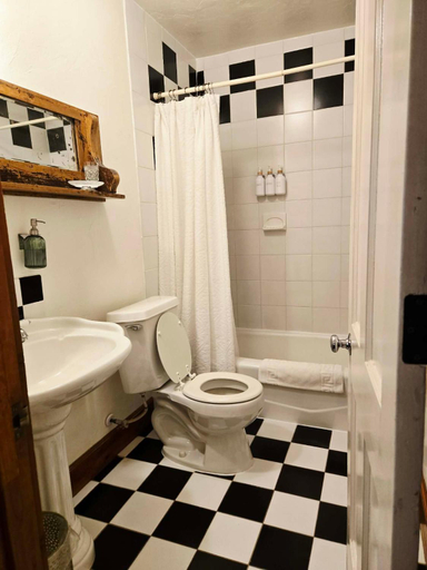 Bathroom, Oak Hill Inn, San Diego