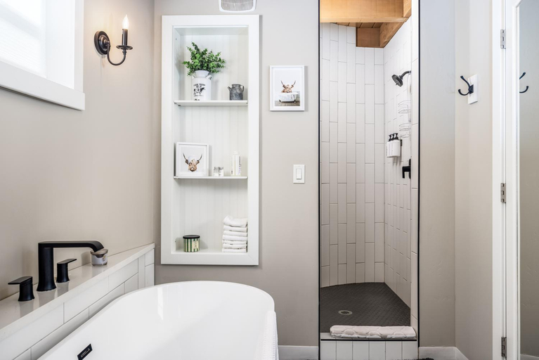 Others 3, Unique Silo Honeymoon Suite/ Soaker Tub/ Sleeps 4, Washington