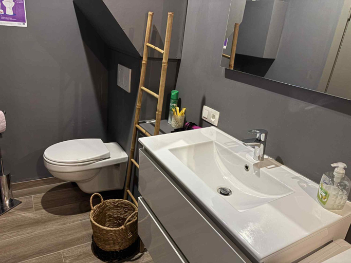 Bathroom 2, Bulle du puits avec jacuzzi et sauna privatif, Hainaut