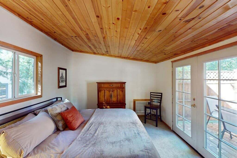Room 2, Rouge Cobb Mountain Hotel - Cabin 5, Lake