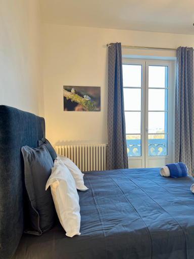 Bedroom 1, Chateau du Mont de Guny, Aisne