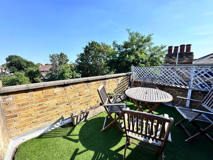 Outdoor dining, Great View- Ealing Heights, London