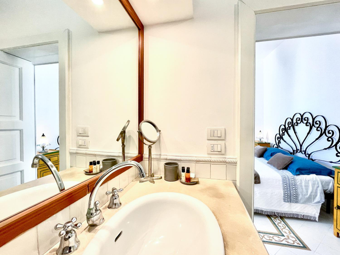 Bathroom 2, La Torretta - Authentic Historic House with Panoramic Sea-View Terrace in Otranto Old Town - Marea S, Lecce