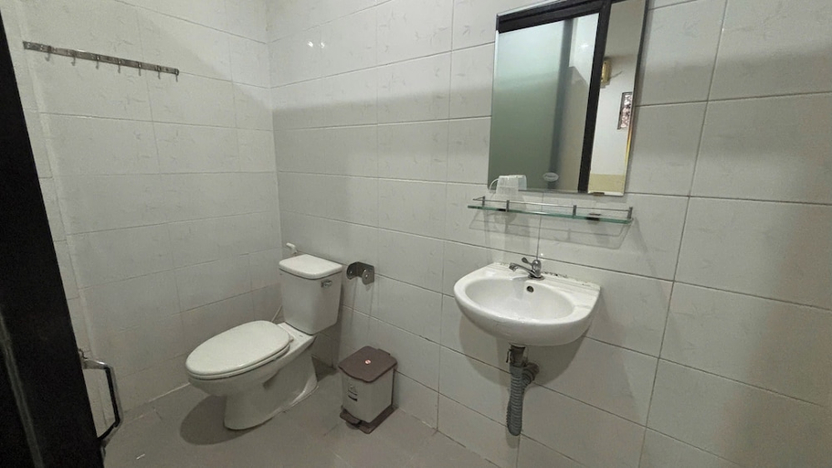 Bathroom 4, 95 Lam Son Hotel, Tân Bình