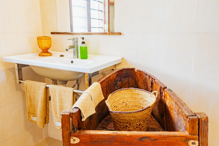 Bathroom 3, Helwas Zanzibar Beach Hotel, Kusini