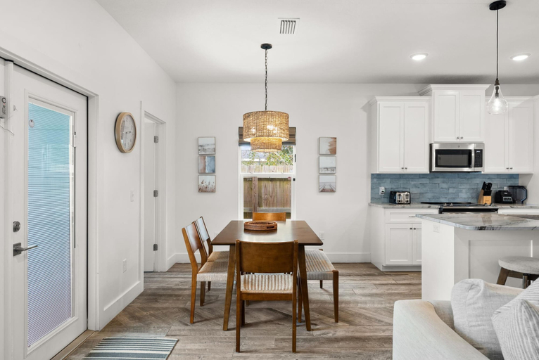Dining, Beach House - Sunny Sands, Bay