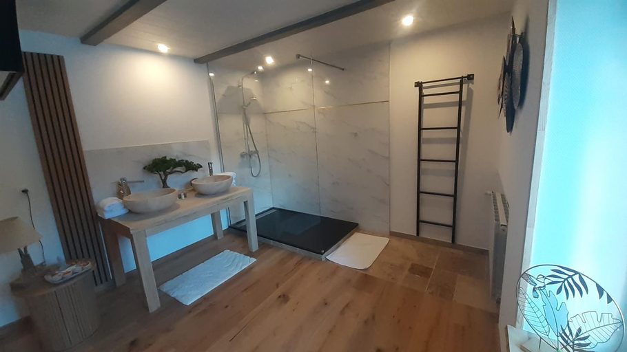 Bathroom 4, Chambre d'hote de la Source Bleue, Doubs