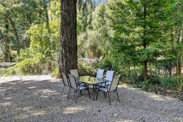 Outdoor dining 2, Rouge Cobb Mountain Hotel - Cabin 2, Lake