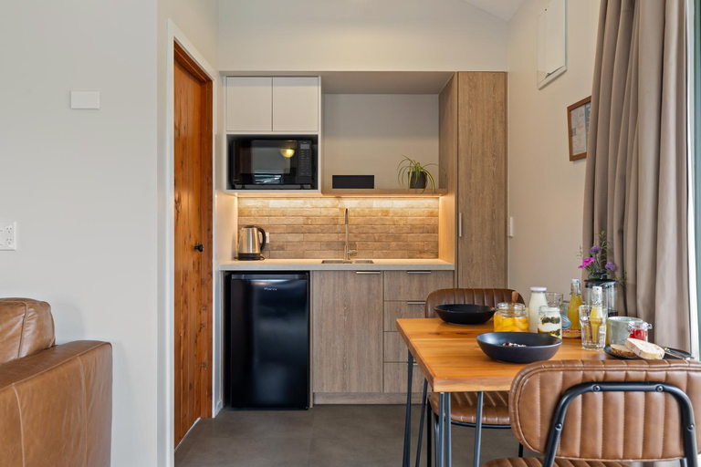 Others 5, Makoura Lodge, Manawatu