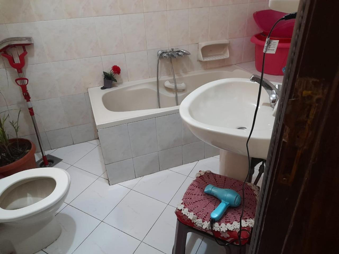 Bathroom 4, Smoha Zahran Haus (Private rooms or Private Apartment), Alexandria