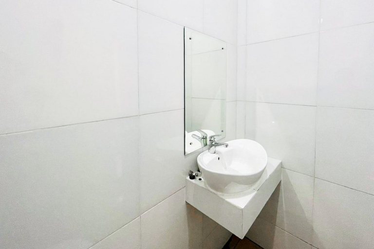 Bathroom 5, Triple La Hotel near Stasiun Kroya Mitra RedDoorz, Cilacap