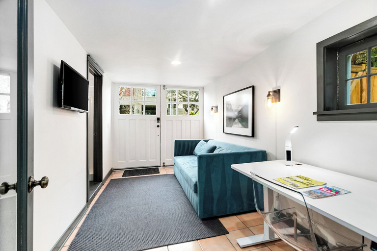 Living area 5, Montlake Studio in Spite House, Seattle