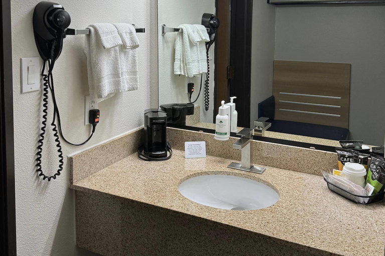 Bathroom 4, Park Inn by Radisson Maryville, Nodaway