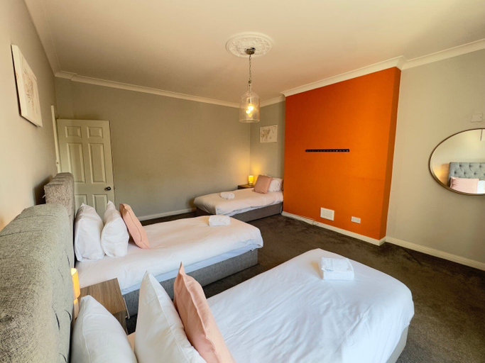Room 5, Great View- Ealing Heights, London