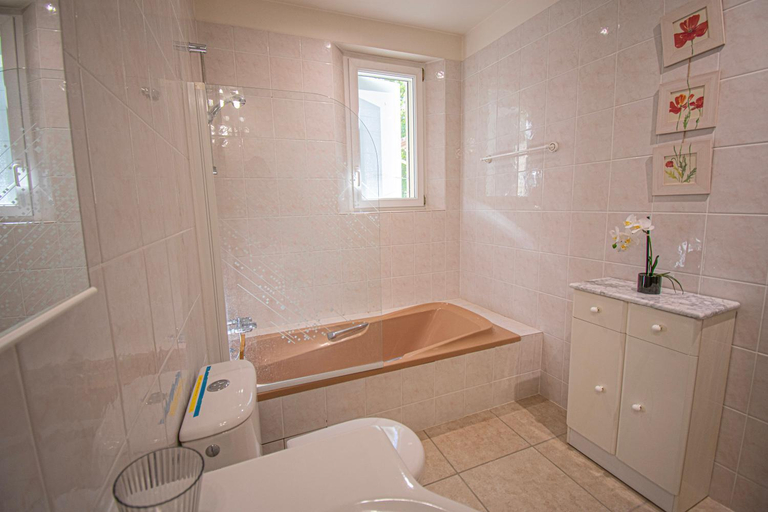 Shower 4, Charmante villa avec grande piscine au calme, Var
