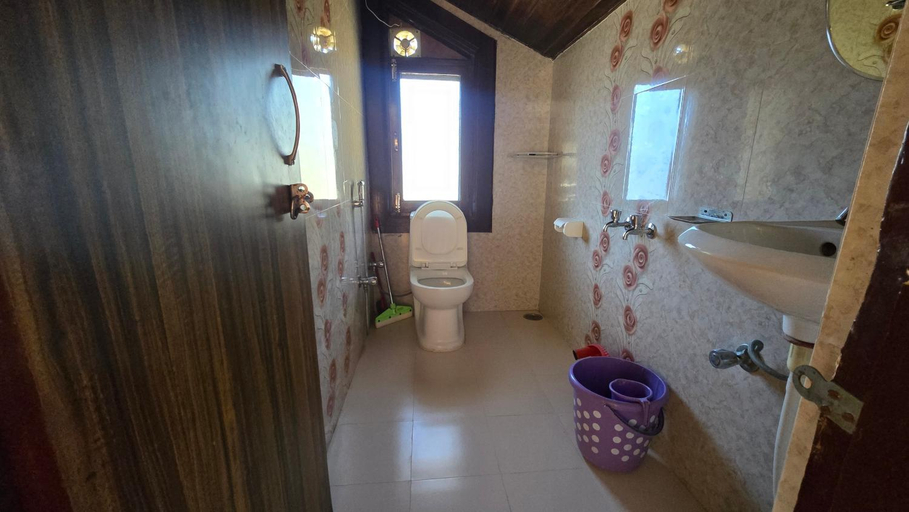 Bathroom 2, Thakur homes- couple and family friendly homestay, Shimla