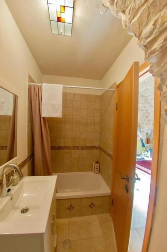 Bathroom 5, Artist Quarter Guesthouse B&B