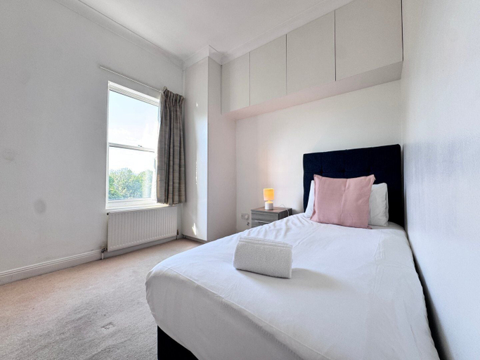 Room 3, Great View- Ealing Heights, London