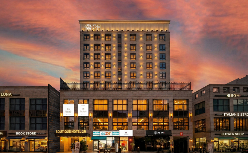 Exterior & Views