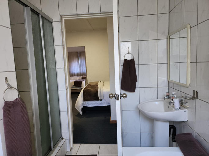 Bathroom 3, Busa House, Ehlanzeni