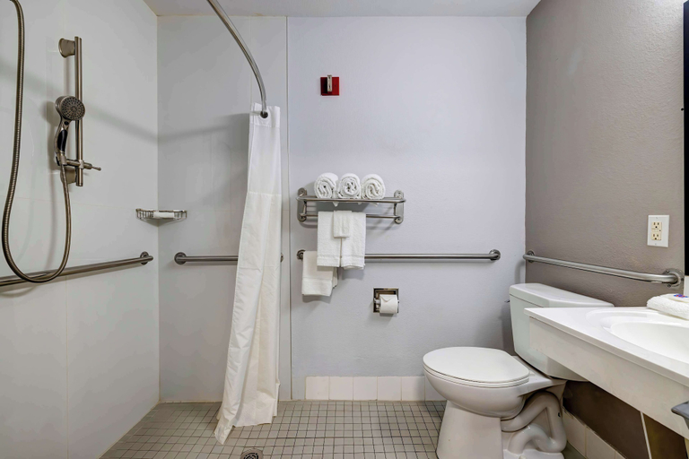 Bathroom 4, Studio 6 Arlington, TX - South - Dallas, Arlington