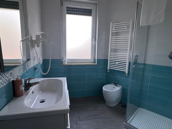 Bathroom 3, B&B Monteleone ,12, Napoli